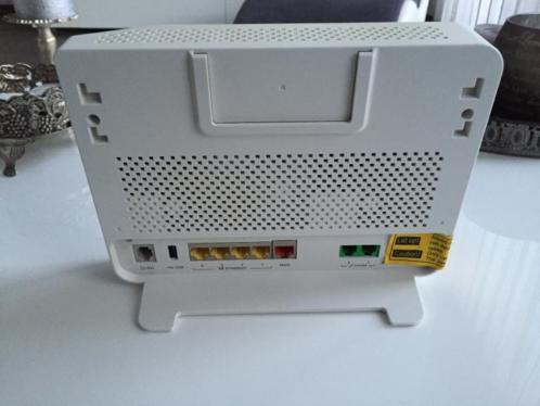 Modem Zyxel model p-2812HNU-F1