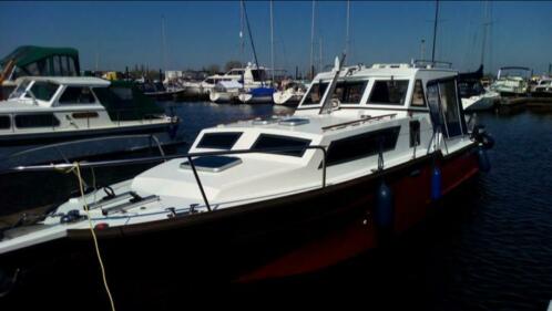 Modern ogende snelle motorboot