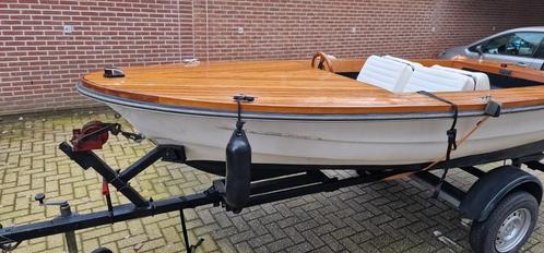 Mooi motorbootje met fraai houten dek