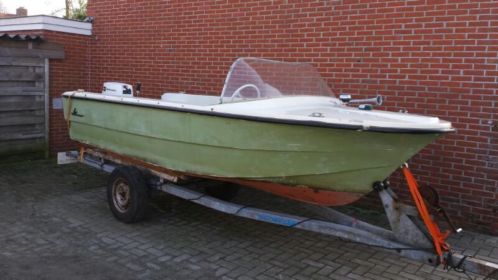 Mooi speedbootje vis of toer boot met trailer en motor