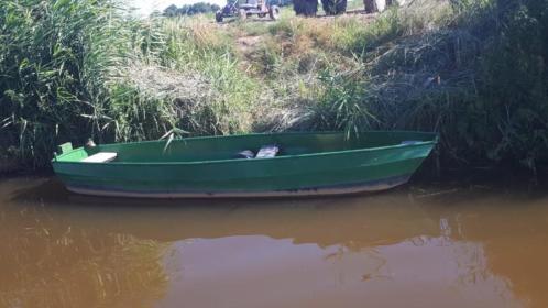 Mooi stalen bootje aakje met buitenboordmotor