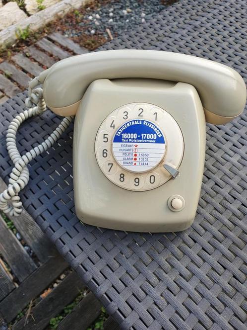Mooi vintage jaren 70 grijs PTT telefoon model T 65....