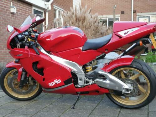 Mooie Aprilia RSV 1000 uit 2001.. Knappe motor.