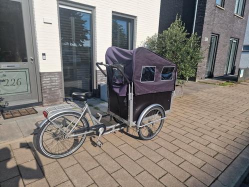 Mooie bakfiets met overkapping