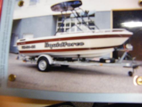 Mooie Bayliner speedboot op nette Pega trailer