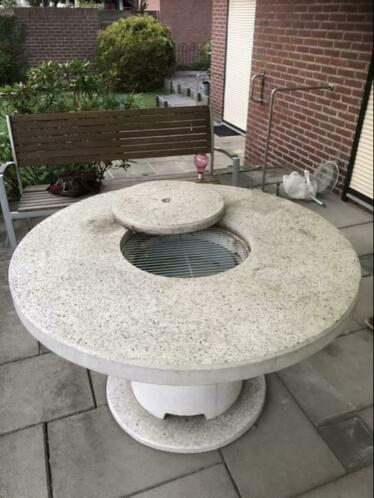 Mooie betonnen tuintafel met ingebouwde BBQ. Perfecte staat