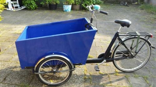 Mooie blauwe bakfiets. 