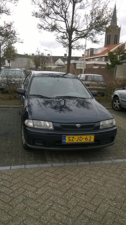 mooie blauwgroene mazda 323 AUTOMAAT