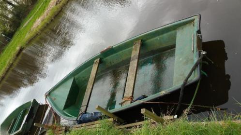 mooie boot met buitenboordmotor