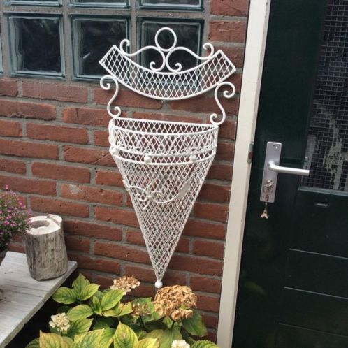 Mooie Brocante planten hanger wit goed in de verf.