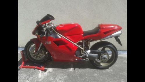 Mooie Ducati 748 s klaar voor het seizoen