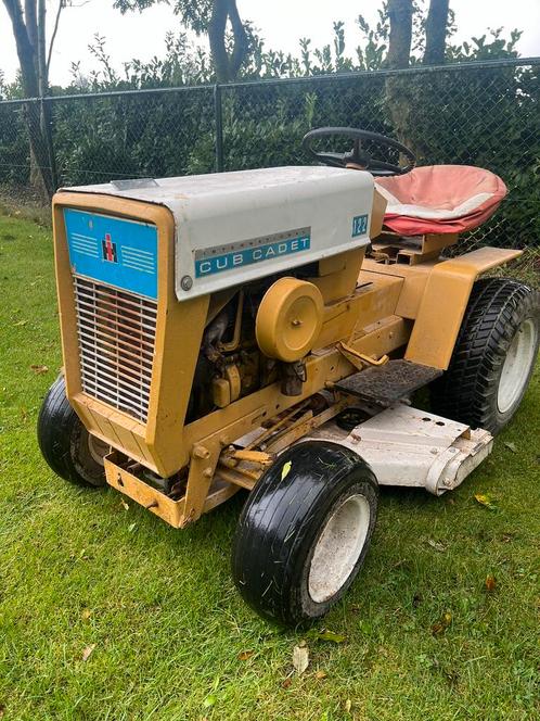 Mooie en werkende oldtimer Cub Cadet 122 zitmaaier 12pk 1966