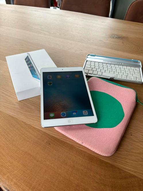 Mooie goed werkende iPad mini (2012) met toetsenbord en hoes