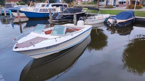 mooie grote speedboot moet weg
