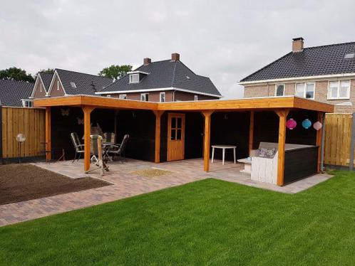 Mooie hoek tuinhuis met 2 grote overkappingen.