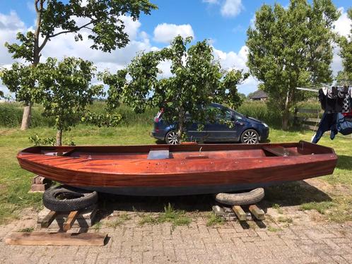 Mooie houten Koo boot met roeispanen, fluistermotor.