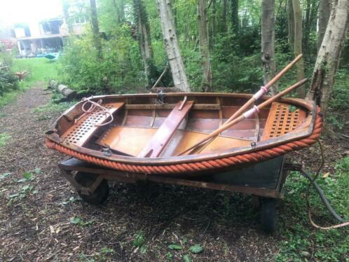 Mooie houten roeiboot aangeboden overnaads koper geklonken