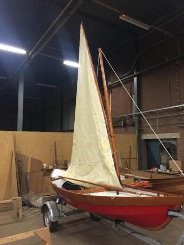 Mooie houten sloepje tevens te gebruiken als zeilboot