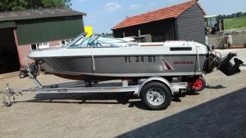 Mooie invader speedboot met mooie aluminium trailer