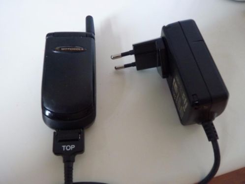mooie kleine GSM telefoon MOTOROLA met lader