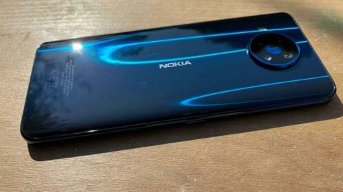 Mooie Nokia 8.3 telefoon met hoesjes en screenprotectors