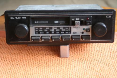 Mooie oud Autoradio PHILIPS 800 met L M ,U en werkt 12 V 