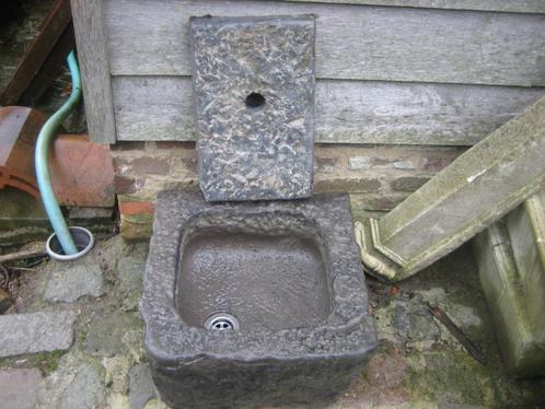 mooie oude brut gekapte arduinen pompbak met rugstuk