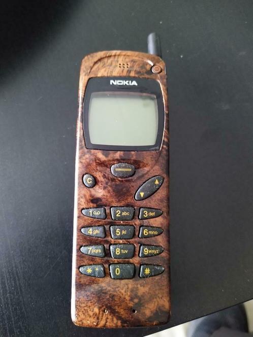 Mooie oude Nokia telefoon in hout loek en lader