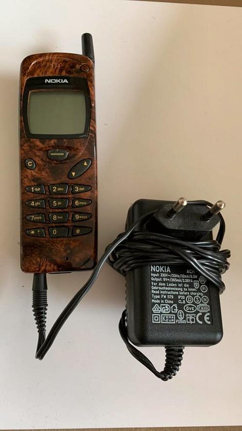 Mooie oude Nokia telefoon met houtloek.type NHE-8. En lader.