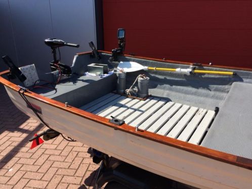 Mooie overnaadse visboot met trailer en minn kota motor
