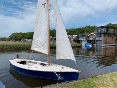 Mooie polyvalk met buitenboordmotor