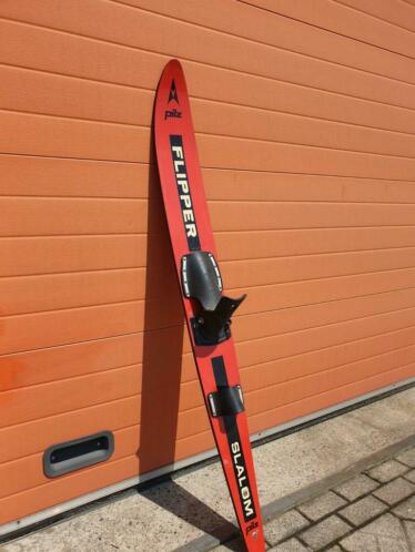 Mooie retro mono slalom waterski