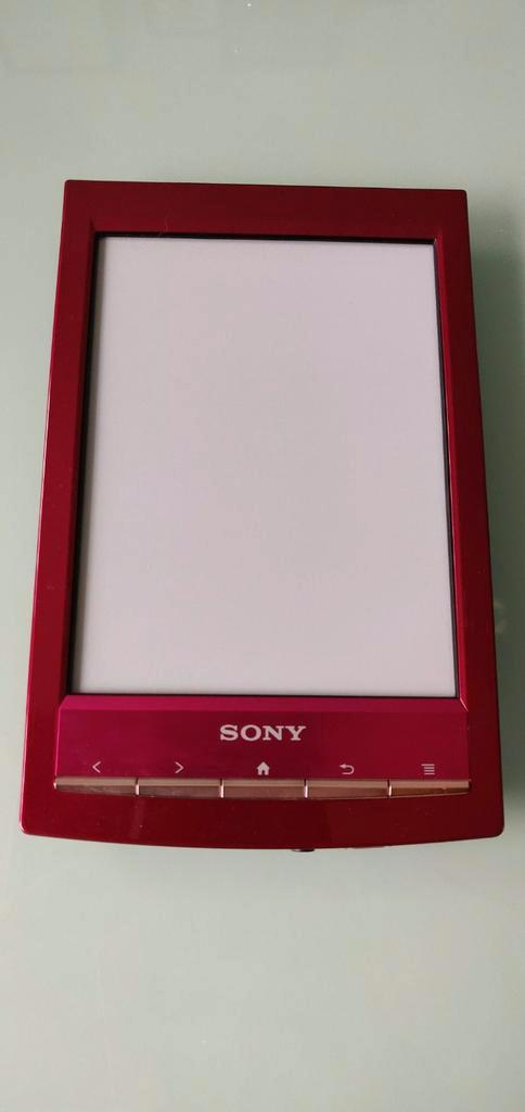 Mooie roderoze Sony PRS - T1 ereader met hoes en boeken