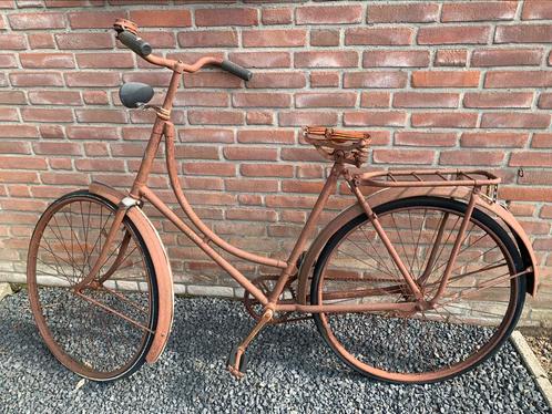 Mooie roestige fiets voor decoratie