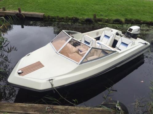 Mooie speedboot zonder buitenboord motor