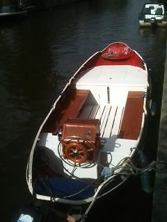 Mooie stalen sloep met zonnedek