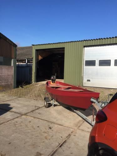 Mooie stalen visboot met nieuwe trailer en nieuwe motor