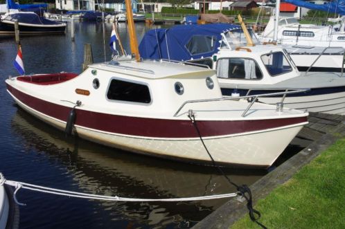 Mooie stalen vlet sloep met cabine en vetus diesel