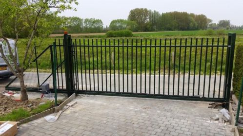 Mooie sterke vrijdragende spijlen schuifpoort of draaipoort