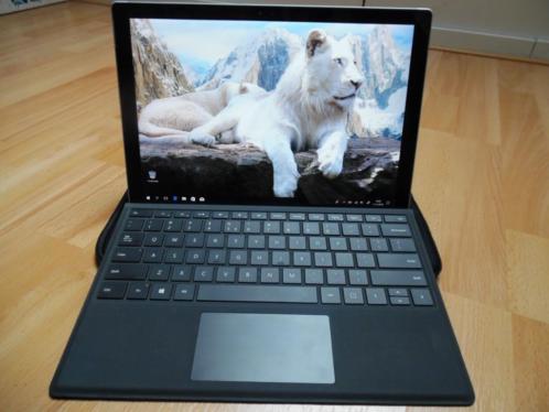 Mooie Surface Pro 4 met dockingstationtype coversleeve