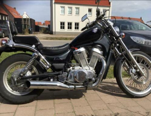 Mooie Suzuki Intruder VS400GL met recht stuur