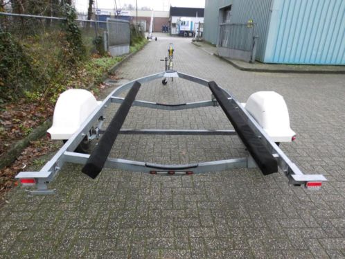 Mooie USA escort boottrailer 1500kg bedoeld voor de stalling