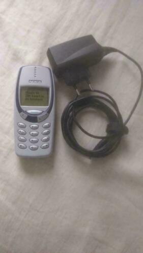 Mooie VINTAGE NOKIA 33103330 mobiele telefoon incl oplader.