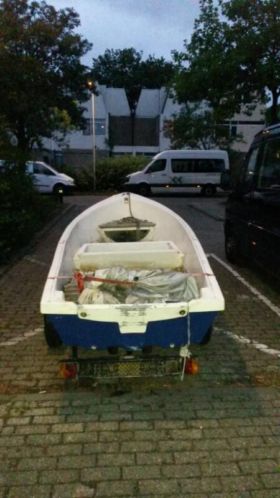 Mooie visboot met trailer te koop. ..