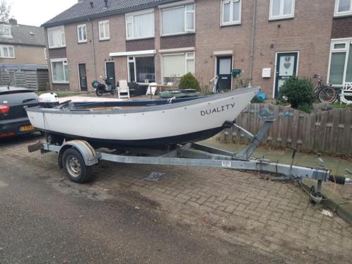 mooie visboot sloep toerboot met 6pk 4 takt kanteltrailer