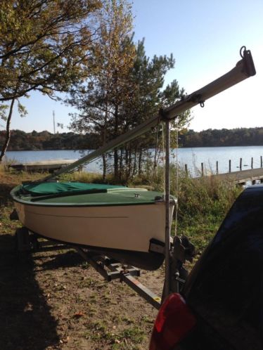 Mooie volksboot, zeilklaar
