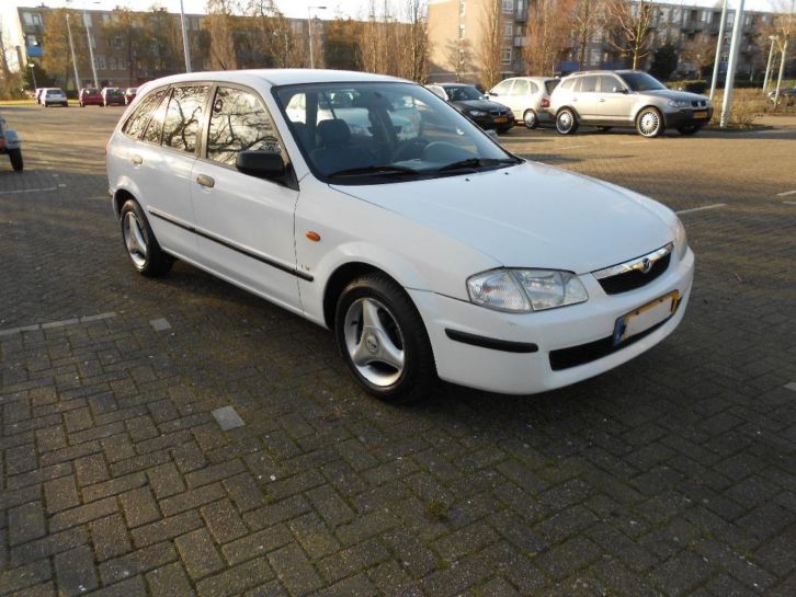 Mooie Witte Mazda 323F 1.5 benzine 5 deurs