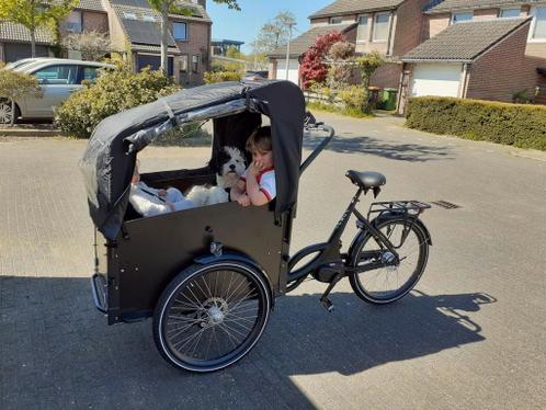 Mooie zwarte elektrische bakfiets van Vogue met maar 800 km