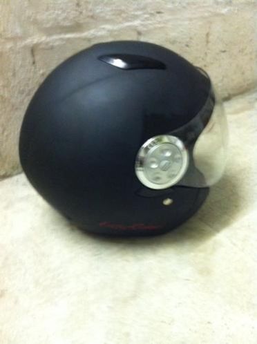 Mooie zwarte helm met regen en zonnescherm
