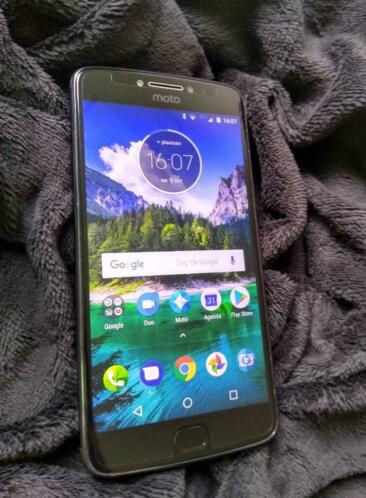 Moto e4 plus (incl screenprotector en hardcase hoes)